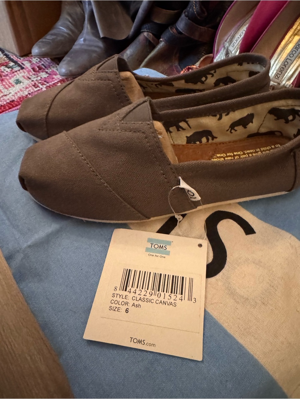 Toms Classic Canvas Slip-On Flats in Ash (Gray) Size 6